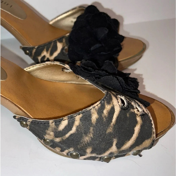 Madden Girl, Kizzez, 8, open toe 3.75”clog , stud animal print, 3D black flower - Picture 4 of 12